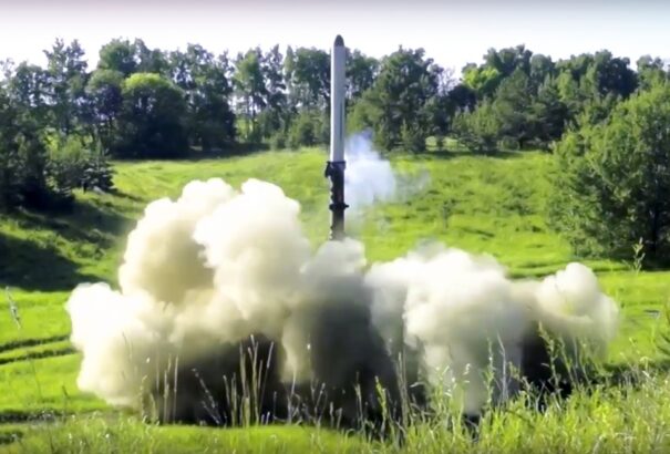 Orosz rakétacsapás érte Pokrovot, Kijev megerősítette a harcokat a térségben