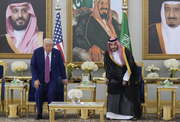 Trump megérkezett Szaúd-Arábiába, második ciklusának első nagyobb útjára