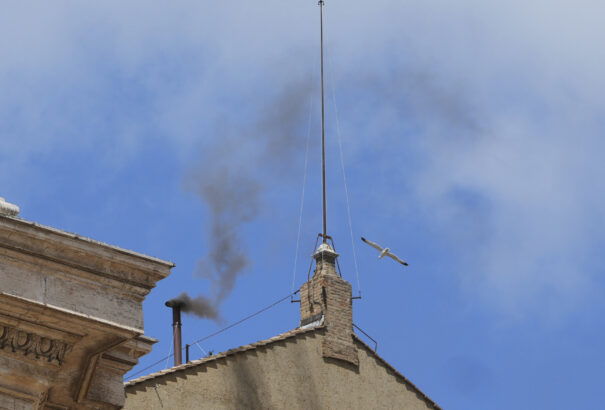 Konklávé: Ma is fekete füst szállt fel. Továbbra sincs még új pápánk