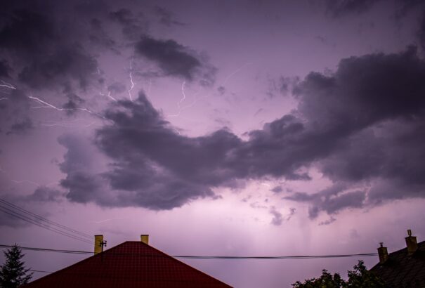 Viharos lesz a vasárnap este, hétfőn pedig hűvös, esős, szeles időre számítsunk