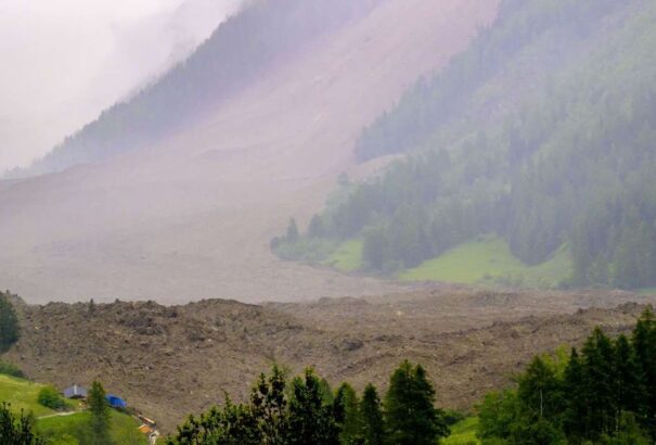 Maga alá temette a falut a leszakadó gleccser Svájcban. Egy férfi eltűnt – videó