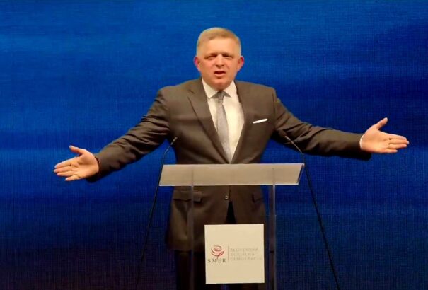„Nem vagyok bosszúálló, de jogom van tudni, miért lőttek le” – Robert Fico évfordulós beszéde Nyitrabányán