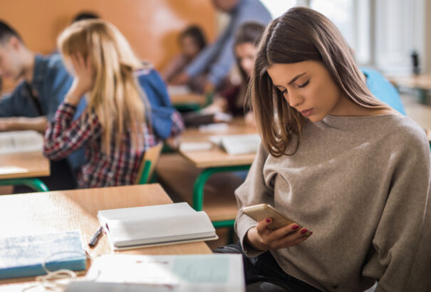 Minden negyedik diák problémának tartja a mobilhasználat korlátozását az iskolákban