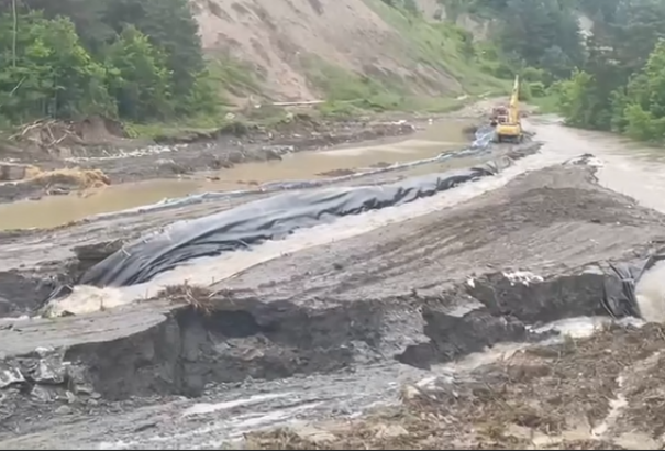 Ömlik a víz a parajdi sóbányába, pár órán belül el fogja önteni a víz