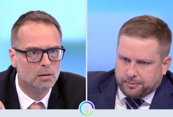 Egészségügyi reformok és politikai feszültségek: Šaško és Szalay vitája az „O 5 minút 12” műsorban