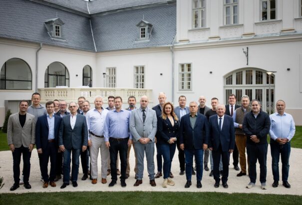 „Szakítunk a béketevékenységgel” – Magyar Péter közzétette a kormányt leleplező hangfelvételét