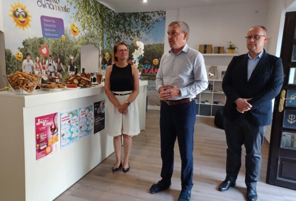 Átadták a Dunamente TDM idegenforgalmi és turisztikai irodáját Komárom városközpontjában