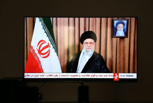 Megszólalt a bujkáló iráni ajatollah: „Irán sosem hajol meg”