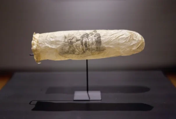 Kiállítottak egy 1830-ból származó óvszert: rajta egy erkölcstelen képpel egy apácáról