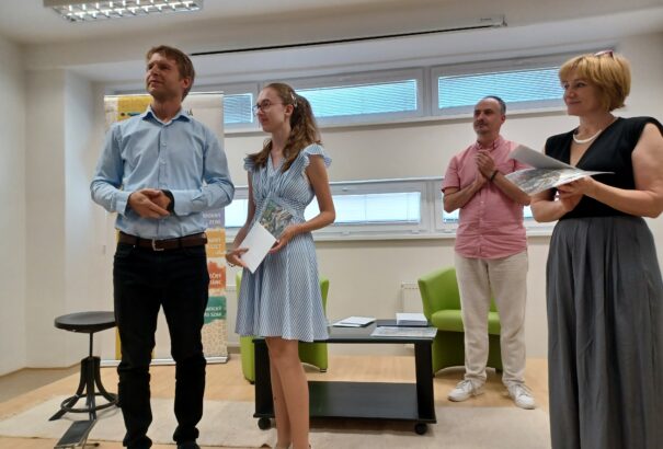 A művészet lemossa a lélekről a mindennapok porát – végzős diákok alkotásait tekinthetjük meg a komáromi Szinnyei József Könyvtárban