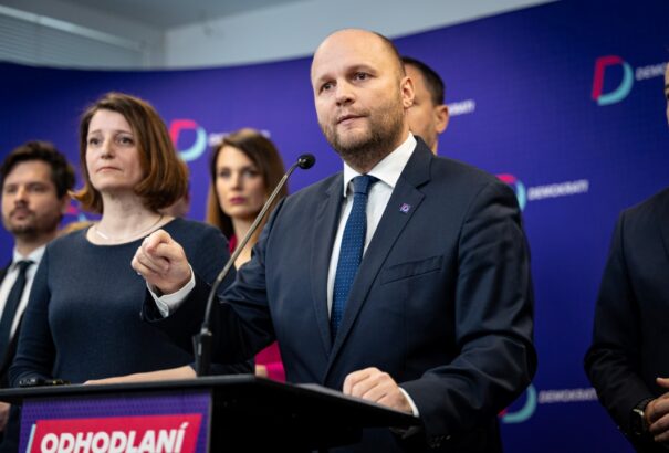 Túlárazott lőszer, manipulát közbeszerzések – Egykori védelmi vezetőknél razziázott a rendőrség. Naď is köztük van