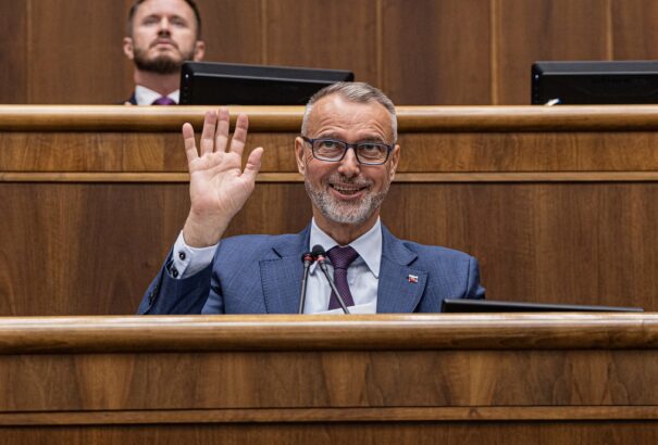 Raši szerint a parlamenti határozat nem akadályozza Ficót a szankciók megszavazásában