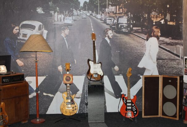 Beatles, Led Zeppelin, Eric Clapton és Steven Seagal – Időutazás a szobránci gitármúzeumban (Képekkel)