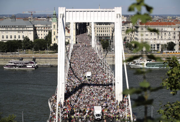 Példátlan tömeg mondott nemet a magyar kormánynak a Budapest Pride-on