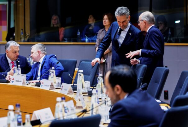 Kezdődik az EU-csúcs: Nagy csata lesz szankciós, migrációs és védelmi kiadások ügyében