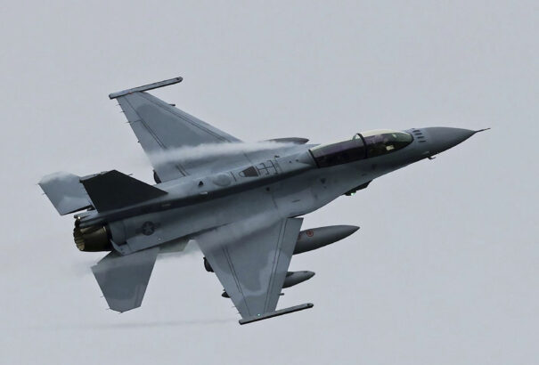 Minden eddiginél nagyobb orosz légitámadás érte Ukrajnát, megsemmisült egy F–16-os vadászgép, a pilóta életét vesztette