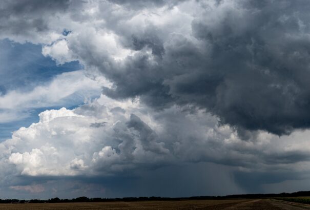 Viharokkal érkezik a hidegfront, országos figyelmeztetést adtak ki zivatarok miatt
