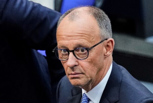 Merz két tűz között: nő a nyomás rajta, hogy tárgyaljon Putyinnal Ukrajnáról