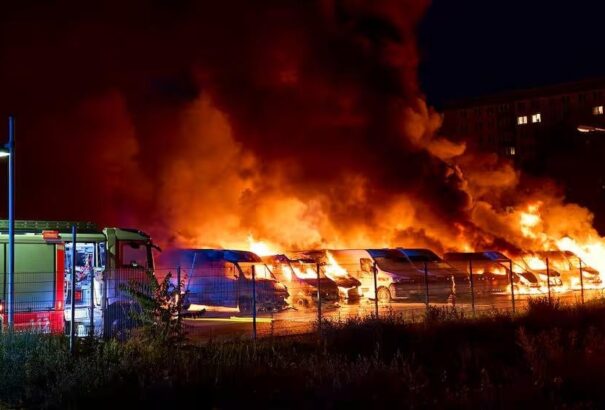 Szélsőbalosok gyújtották fel az Amazon és a Telekom berlini gépkocsiparkját