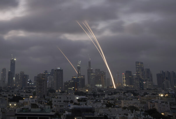 Rakéták, halottak és figyelmeztetések: újabb halálos fordulatot vett az Izrael és Irán közti háború