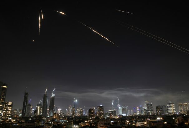 Irán több mint száz drónt és ballisztikus rakétát lőtt ki Izraelre