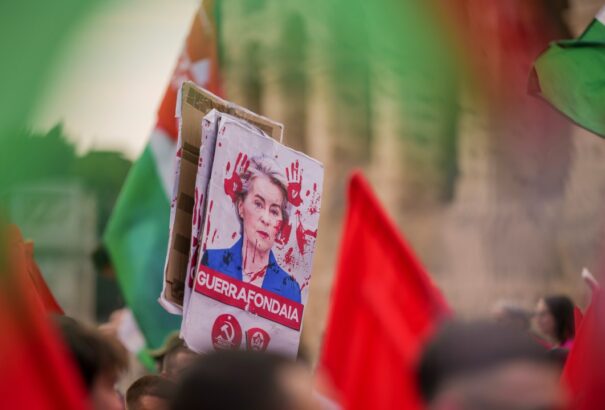 Érik a bukás: Bizalmatlansági indítvány fenyegeti az Európai Bizottság elnökét