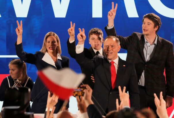 A lengyel Legfelsőbb Bíróság 11 választási bizottság hibáját ismerte el