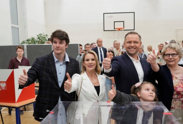 Történész, a hagyományos értékek híve, aki a lengyel vidéket támogatná és adócsökkentést ígér – Ki valójában Karol Nawrocki?