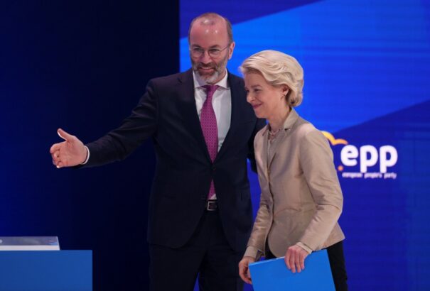 „Erre tessék, Ursula, itt van vége a dalnak” – ez a bizalmatlansági indítvány mindent megváltoztat