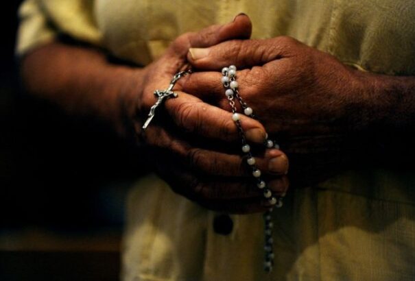 A katolikus egyház szerint alaptalanok a félelmek: a papok nem fognak a betegek beleegyezése nélkül belépni a kórtermekbe