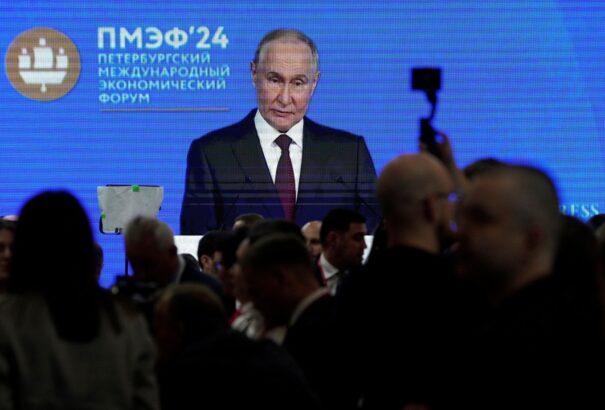 Putyin kész találkozni Zelenszkijjel, de…