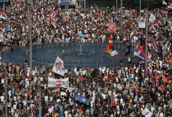 A tüntető diákok ultimátumot adtak a szerb kormánynak: előrehozott választást követelnek