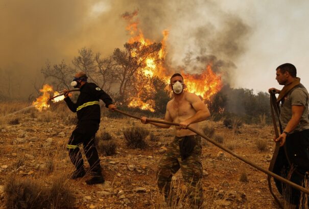 Hőhullám Európában: A görög és a török tűzoltóság erdőtüzekkel küzd a negyvenfokos hőségben