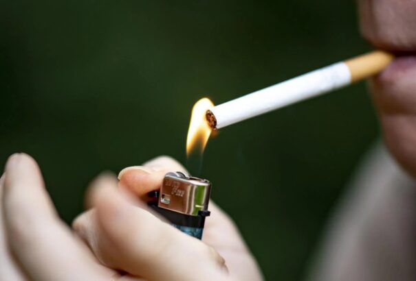 Franciaország bizonyos helyeken betiltja a dohányzást a szabad ég alatt