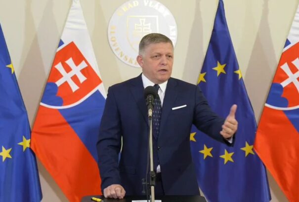 A baloldali smer konzervatív fordulattal kampányol a szlovák politikában – alkotmánymódosítás jöhet az anyáról és az apáról