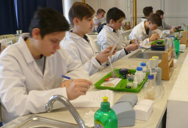 Robbanás történt a privigyei gimnáziumban – két sérült