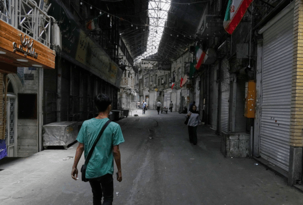 Menekülnek az emberek Teheránból, állítólag Moszkvával tárgyalnak Hámenei ajatollah szökéséről