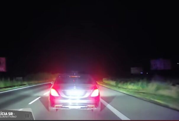 Látványos autós üldözés Pozsonyban – a rendőrség kamerára vette az egészet