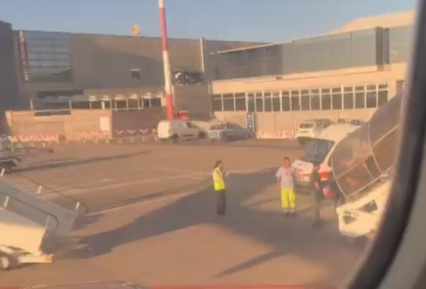 A poklot élték át a szlovákiai nyaralók Szardínián, órákig várakoztak a repülőgépen klíma és víz nélkül