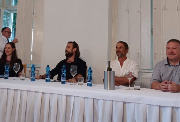 Komáromban járt a Hunyadi-sorozat főszereplője és kaszkadőre – Képes beszámoló