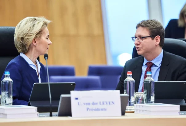 Az Európai Bizottságot nem von der Leyen irányítja? A Pfizergate-ben is érintett az amerikai demokratákkal összekacsintó uniós „társelnök”