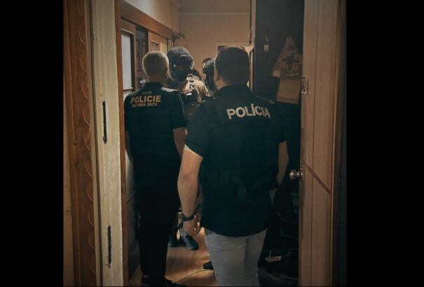 Letartóztatták az iskolai bombariadókért felelős ukránt – a csehek mégis a szlovákok árulásáról beszélnek