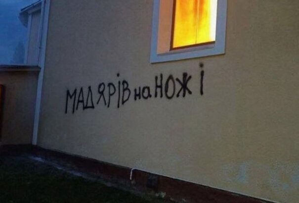 Felgyújtottak egy templomot Kárpátalján, magyarellenes feliratokat hagytak a falán