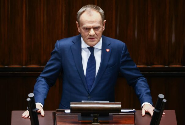 Donald Tusk: Az a miniszter, aki nem a kormány szája íze szerint szavaz, repül