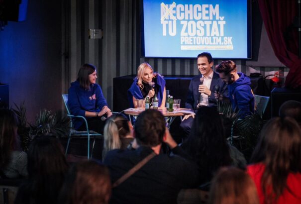 Szorul a hurok: A brit kormány pénzelte a progresszívek „Itthon maradok” kampányát. Lebukott a Denník N is