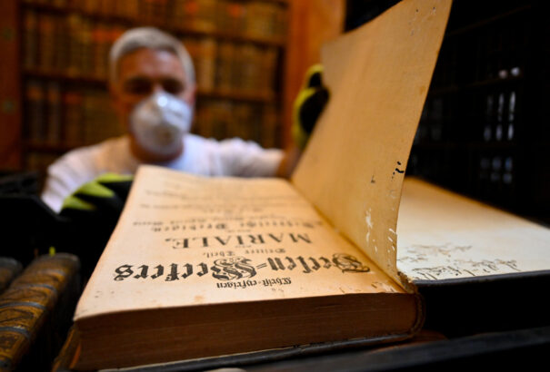 Rovarok támadták meg a pannonhalmi könyvtár könyvritkaságait