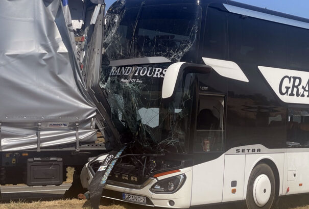 Magyar turistákat szállító autóbusz szenvedett balesetet Szerbiában