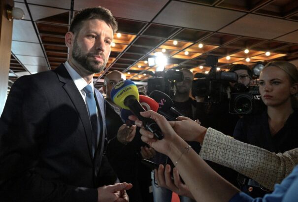 Kitört a botrány: A brit kormány beavatkozott a 2023-as szlovákiai választásokba a Progresívne Slovensko javára