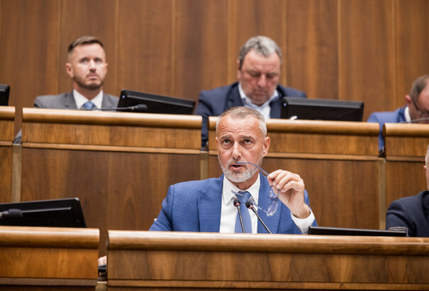 Raši: A szeptemberi ülésen tárgyalhat a parlament az ellenzéki bizalmatlansági indítványokról