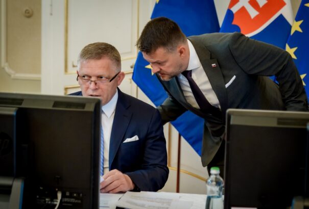 A pénzügyi agytröszt szerint a Fico-kormány ősszel bedobja a törölközőt